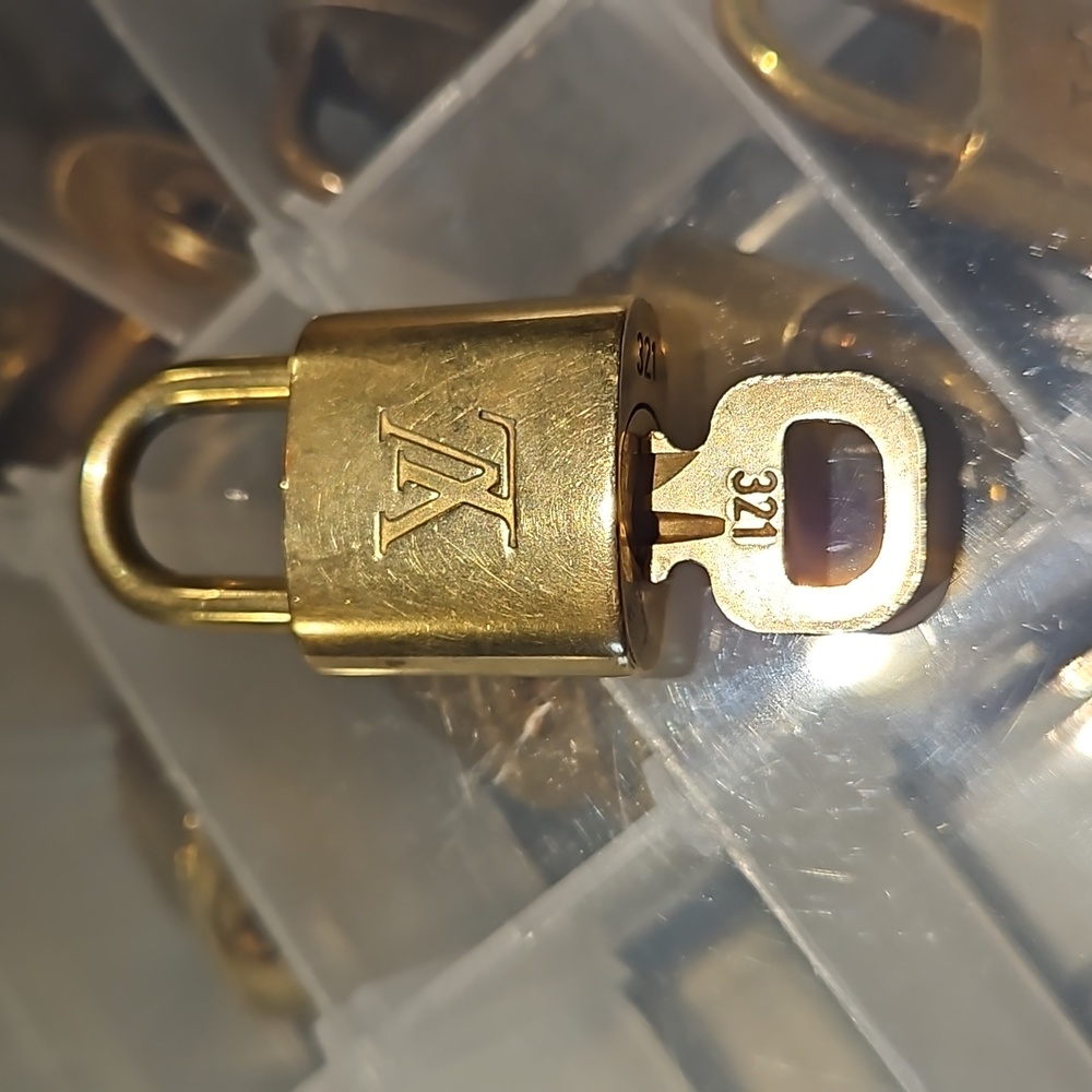 (ONE) 1 Authentic Louis Vuitton Lock & Key Set - Picture 4 of 17